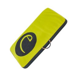 Das Bild zeigt die Edelrid Sit Start Bouldermatte. Die kleine grüne Matte liegt schräg in Bildmitte. Man erkennt ihre Oberseite mit dem schwarzen Kreis und grünem E darin.