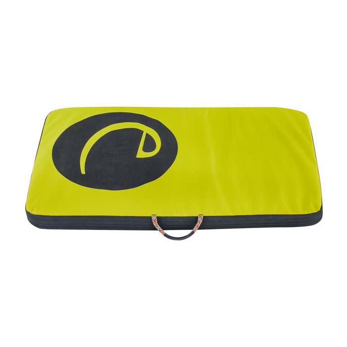 Das Bild zeigt die Edelrid Sit Start Bouldermatte. Die kleine grüne MAtte liegt in Bildmitte. Man erkennt ihre Oberseite mit dem schwarzen Kreis und grünem E darin.