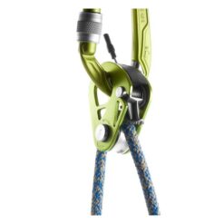 Das Bild zeigt die Edelrid Spoc Umlenkrolle mit Rücklaufsperre eingehängt in einen Karabiner und mit einem blauen Seil belastet. Die gesamte Vorrichtung hängt nach unten wie bei einem Heben von Lasten.