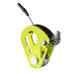 Das Bild zeigt die Edelrid Spoc Umlenkrolle mit Rücklaufsperre. Das Gerät ist in Bildmitte eines weißen Quadrates zu sehen.