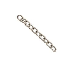 Das Bild zeigt eine Edelstahl Rundstahlkette Standplatzsanierung genormt. Sie liegt in der Mitte eines weißen liegt die Kette schräg im Bild.