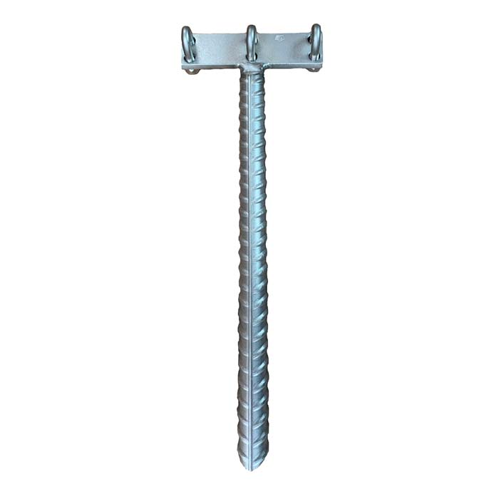 Das Bild zeigt einen silbernen Klettersteig Endanker verzinkt. Der T-förmige Anker steht aufrecht in Bildmitte. Man erkennt den Bewehrungsstahl sowie die drei Klemmen am Kopf für das Stahlseil.