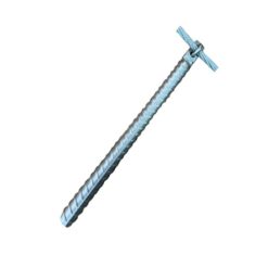 Das Bild zeigt einen silbernen Klettersteiganker horizontal Edelstahl. Der Anker steht schräg in Bildmitte. Man erkennt den Bewehrungsstahl sowie den Kopf mit der Klemme und einem Stück Stahlseil.