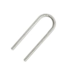 Das Bild zeigt einen Mini Trittanker verzinkt, der schräg im Bild liegt, auf einem weißem Quadrat. Man erkennt den Bewehrungsstahl mit seinen Rillen sowie die Dimensionen des silbernen Klettersteiganker sehr gut.