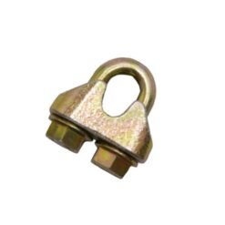 Das Bild zeigt eine Drahtseilklemme verzinkt DIN 1142. Die messingfarbene Klemme steht schräg in Mitte eines weißen Quadrates.