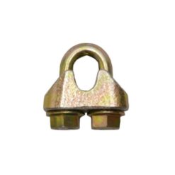 Das Bild zeigt eine Drahtseilklemme verzinkt DIN 1142. Die messingfarbene Klemme steht aufrecht in Mitte eines weißen Quadrates.