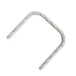 Das Bild zeigt einen Trittanker verzinkt, der schräg im Bild liegt, auf einem weißem Quadrat. Man erkennt den Bewehrungsstahl mit seinen Rillen sowie die Dimensionen des silbernen Klettersteiganker sehr gut.