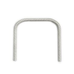 Das Bild zeigt einen Trittanker verzinkt auf einem weißem Quadrat. Man erkennt den Bewehrungsstahl mit seinen Rillen sowie die Dimensionen des silbernen Klettersteiganker sehr gut.