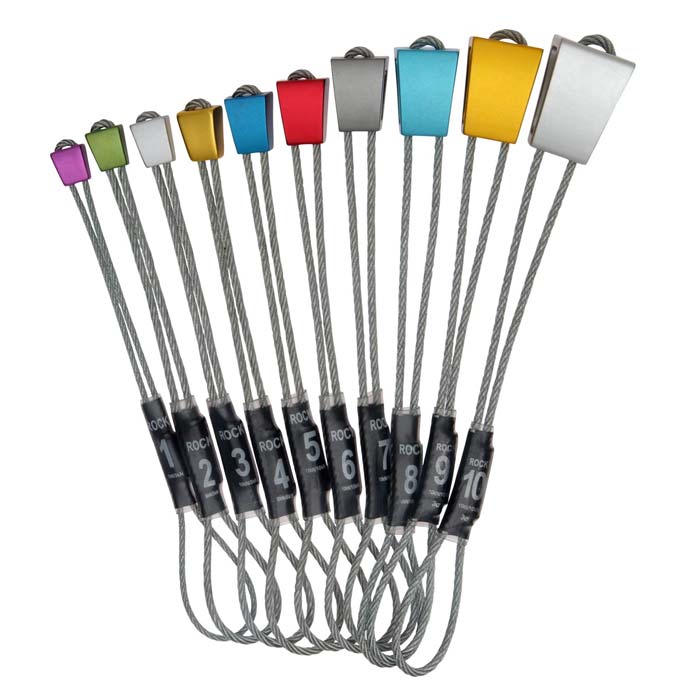 Das Bild zeigt das Wild Country Rock Set 1-10. Die einzelnen Klemmkeil stehen nebeneinander aufgereiht in Bildmitte. Man erkennt die zehn verschiedenen Keile von der Seite und ihre bunten Alu Köpfe.