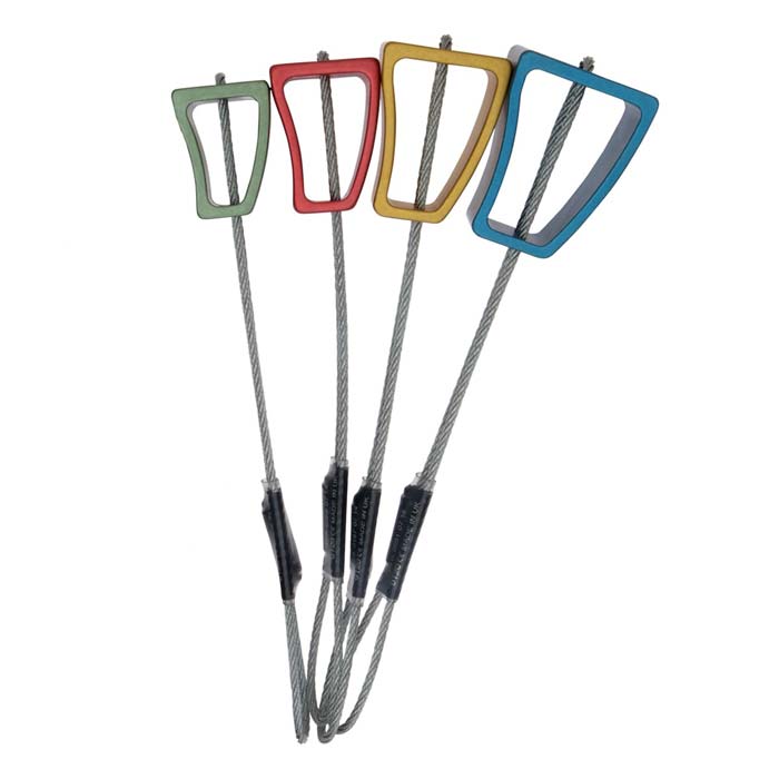 Das Bild zeigt das Wild Country Rock Set 11-14. Die einzelnen Klemmkeile stehen nebeneinander aufgereiht in Bildmitte. Man erkennt die vier verschiedenen Keile von der Seite und ihre bunten Alu Köpfe.