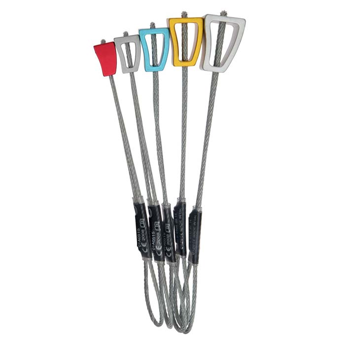 Das Bild zeigt das Wild Country Rock Set 6-10. Die einzelnen Klemmkeile stehen nebeneinander aufgereiht in Bildmitte. Man erkennt die fünf verschiedenen Keile von der Seite und ihre bunten Alu Köpfe.