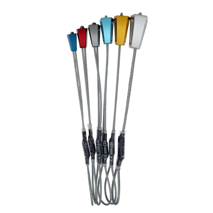 Das Bild zeigt die Wild Country Superlight Offset Rocks. Die einzelnen Klemmkeil stehen nebeneinander aufgereiht in Bildmitte. Man erkennt die sechs verschiedenen Keile und ihre bunten Alu Köpfe.