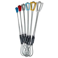 Das Bild zeigt die Wild Country Superlight Offset Rocks. Die einzelnen Klemmkeil stehen nebeneinander aufgereiht in Bildmitte. Man erkennt die sechs verschiedenen Keile und ihre bunten Alu Köpfe.