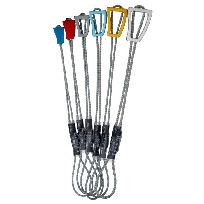 Das Bild zeigt die Wild Country Superlight Offset Rocks. Die einzelnen Klemmkeil stehen nebeneinander aufgereiht in Bildmitte. Man erkennt die sechs verschiedenen Keile und ihre bunten Alu Köpfe.