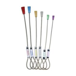 Das Bild zeigt die Wild Country Superlight Rocks. Die einzelnen Klemmkeil stehen nebeneinander aufgereiht in Bildmitte. Man erkennt die sechs verschiedenen Keile und ihre bunten Alu Köpfe.