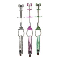 Das Bild zeigt ein Set Wild Country Zero Friends der Größen 0,4 sowie 0,5 und 0,75. Die drei Klemmgeräte stehen aufrecht und nebeneinander in Bildmitte, mit den Klemmbacken nach oben. Man erkennt wunderbar alle Produktdetails.