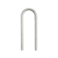 Das Bild zeigt einen Mini Trittanker verzinkt auf einem weißem Quadrat. Man erkennt den Bewehrungsstahl mit seinen Rillen sowie die Dimensionen des silbernen Klettersteiganker sehr gut.