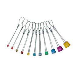 Das Bild zeigt ein Set Carved Chocks Climbing Technology. Die elf Klemmkeile sind in einem Fächer aufgelegt mit den bunten Alu Köpfen nach unten.