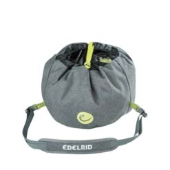 Das Bild zeigt den Edelrid Caddy Seilsack in geschlossenem Zustand. Man erkennt die graue Hülle sowie den Kompressionsriemen und den Trageriemen.
