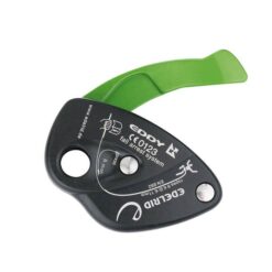 Das Bild zeigt das Edelrid Eddy Sicherungsgerät. Der Halbautomat ist in Bildmitte zu sehen. Man erkennt den schwarzen Grundkörper mit weißer Aufschrift sowie den grünen Ablasshebel. Diesersteht über dem Gerät etwas ab.