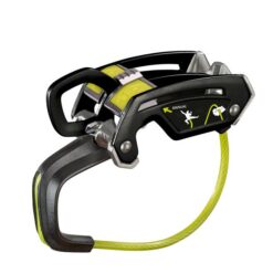 Das Bild zeigt das Edelrid Giga Jul Sicherungsgerät. Es liegt in Bildmitte, man blickt von leicht links oberhalb darauf. Man erkennt das Gerät mit dem gelbem Drahtbügel an der Unterseite, dem schwarzen Körper, die beiden Seilschlitze sowie den gelben Schieber für die beiden Sicherungsmodi.