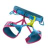 Das Bild zeigt den Edelrid Jayne Klettergurt. Der Damen Klettergurt ist ausgebreitet in Bildmitte zu sehen. Man erkennt die verstellbaren Beinschlaufen, die gelbe Anseilschlaufe und die blauen Materialschlaufen.