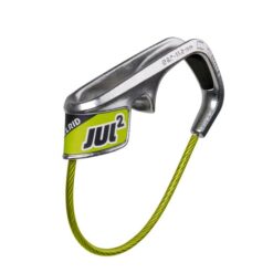 Das Bild zeigt das Edelrid Jul 2 Sicherungsgerät. Das Gerät liegt in Bildmitte, man erkennt den grünen Drahtbügel an der Unterseite sowie den Edelstahlkörper mit dem Logo. Rechts die Kerbe für den Daumen.