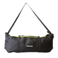Das Bild zeigt den Edelrid Liner. Der schwarze Seilsack liegt gerade im Bild mit den Tragriemen nach oben gezogen.