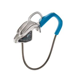 Das Bild zeigt das Edelrid Micro Jul Sicherungsgerät. Man erkennt den schwarzen Drahtbügel an der Unterseite, den silbernen Körper und die blaue Daumenkerbe des Gerätes.