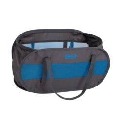 Das Bild zeigt den LACD Rope Bucket Allround. Der Seilkorb in schwarz-blau steht in Bildmitte. Man erkennt das seitliche MEsh gewebe sowie die großen Trageriemen.