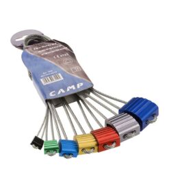 Das Bild zeigt das Pro Nut Set Camp. Die sieben Klemmkeile liegen im Bund leicht aufgefächert in Bildmitte. Um die Drahtkabel ist eine Kartion Verpackung gewickelt. Unterhalb stehen die bunten Keile heraus.