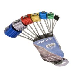 Das Bild zeigt das Pro Nut Set Camp. Die sieben Klemmkeile liegen im Bund leicht aufgefächert in Bildmitte. Um die Drahtkabel ist eine Kartion Verpackung gewickelt. Oberhalb stehen die bunten Keile heraus.