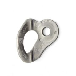 Das Bild zeigt die Fixe 1 Bohrhakenlasche 10mm AISI 316L auf einem weißem Quadrat von leicht schräg rechts oben. Die silberne Lasche ist in Bildmitte leicht zur linken Seite gedreht. Man erkennt alle Produktdetails wie die Produktangaben an der Oberfläche.