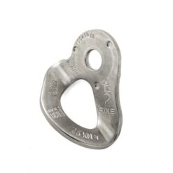 Das Bild zeigt die Fixe 1 Bohrhakenlasche 10mm AISI 316L auf einem weißem Quadrat von leicht schräg rechts oben. Die silberne Lasche ist in Bildmitte leicht nach links unten gedreht. Man erkennt alle Produktdetails wie die Produktangaben an der Oberfläche.