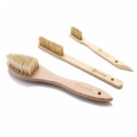 Das Bild zeigt ein Set Boulderbürsten. Zu sehen sind die Griffbürsten in einem weißem Rechteck optimiert für die Darstellung in einem Online Klettershop.