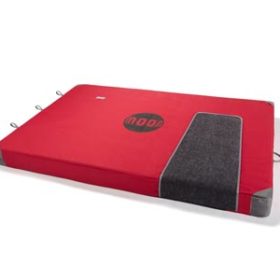 Das Bild zeigt eine rote Bouldermatte. Zu sehen ist die Matte in einem weißem Rechteck optimiert für die Darstellung in einem Online Klettershop.