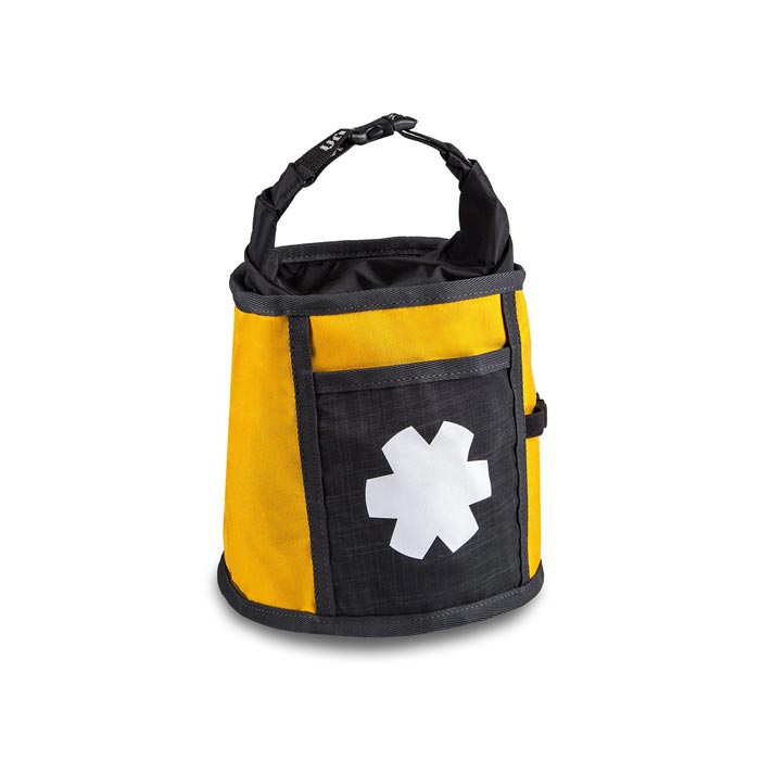 Das Bild zeigt das Ocun Boulder Bag in der Farbe gelb. Das Boulder Chalkbag steht aufrecht in Bildmitte vor weißem Hintergrund. Man erkennt die Produktdetails wie den Tragriemen, das Logo in weiß auf einem schwarzem Rechteck sowie die kleine Außentasche.