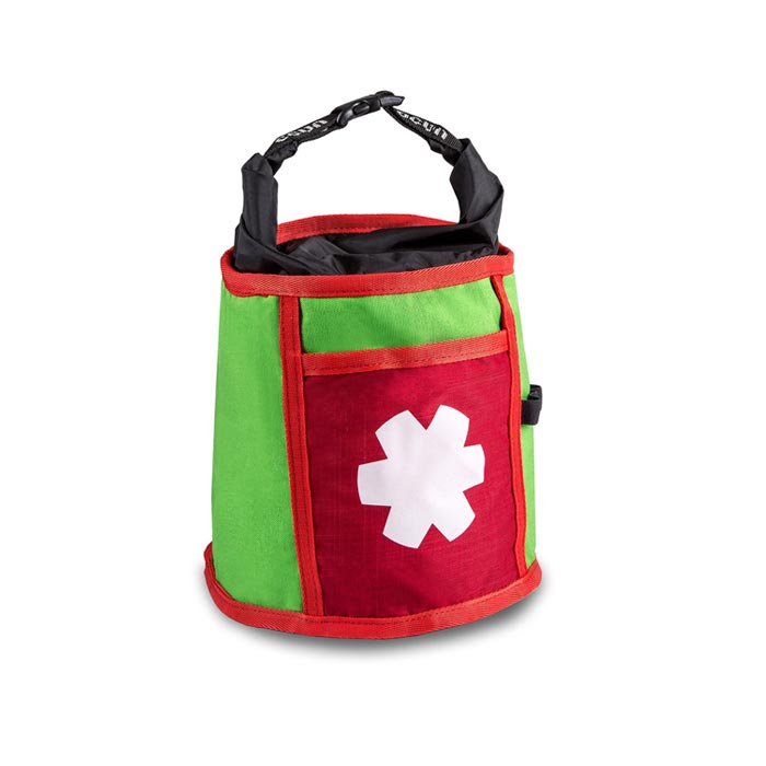 Das Bild zeigt das Ocun Boulder Bag in der Farbe grün. Das Boulder Chalkbag steht aufrecht in Bildmitte vor weißem Hintergrund. Man erkennt die Produktdetails wie den Tragriemen, das Logo in weiß auf einem rotem Rechteck sowie die kleine Außentasche.