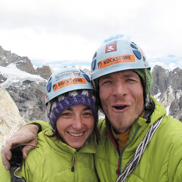 Das Bild zeigt ein Paar am Gipfel eines BErges. Es stellt symbolisch die Partner der Firma bolting.eu dar, weil Erfolg nur im Team möglich ist.