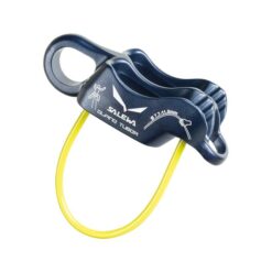 Das Bild zeigt den Salewa Alpine Tuber. Das blaue Salewa Sicherungsgerät liegt leicht schräg in Bildmitte. Man erkennt die Bauform, den gelben Haltebügel sowie alle Bremsschlitze und Markierungen.