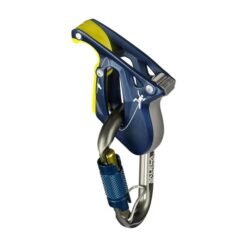 Das Bild zeigt das Salewa Ergo Belay auf einem weißem Quadrat. Man erkennt das dunkelblaue Sicherungsgerät und den antrazifarbenen Twist Lock Karabiner in allen Details.