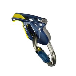 Das Bild zeigt das Salewa Ergo Belay auf einem weißem Quadrat. Man erkennt das dunkelblaue Sicherungsgerät und den antrazifarbenen Twist Lock Karabiner in allen Details.