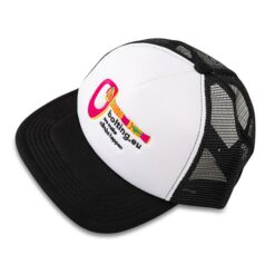 Das Bild zeigt das bolting.eu Baseball Cap. Das schwarz-weiße Cap ist in Bildmitte, man erkennt den bunten Stick und das Hersteller Label auf dem Schild.