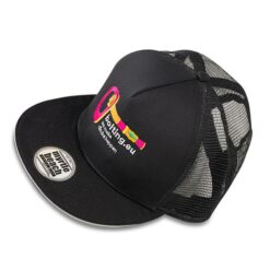 Das Bild zeigt das bolting.eu Promo Cap. Das schwarze Cap ist in Bildmitte, man erkennt den bunten Stick und das Hersteller Label auf dem Schild.