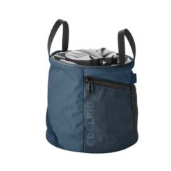 Das Bild zeigt das Edelrid Herkules Boulder Chalkbag in blau. Es ist in einem weißem Quadrat zu sehen, man erkennt die Trageriemen, die Öffnung und den seitlichen Reißverschluss.