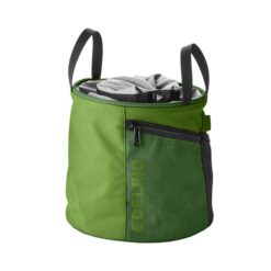 Das Bild zeigt das Edelrid Herkules Boulder Chalkbag in grün. Es ist in einem weißem Quadrat zu sehen, man erkennt die Trageriemen, die Öffnung und den seitlichen Reißverschluss.