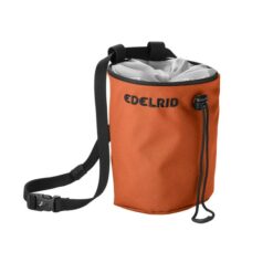 Das Bild zeigt das Edelrid Rodeo Chalkbag large in safran. Es steht in der rechten Bildhälfte. Man erkennt den Magnesiumbeutel, den Kordelverschluss und den Edelrid Schriftzug. Links hängt das Gurtband herab.