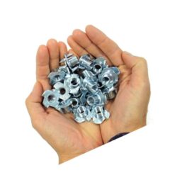 Das Bild zeigt einen Pack Einschlagmutter M10 Boulderwand in zwei Handflächen.