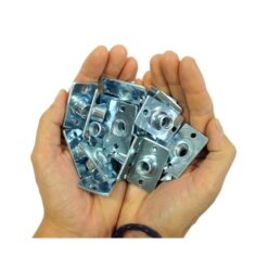 Das Bild zeigt einen Pack Flanschmutter M10 Boulderwand in zwei Handflächen.