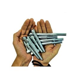 Das Bild zeigt einen Pack Klettergriff Schrauben M10 in zwei Handflächen.